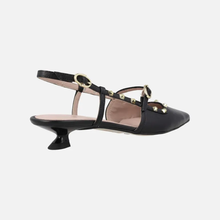 Zapatos de piel destalonados con corte salón y tachas
