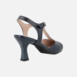 Zapatos de piel destalonados con tira al empeine
