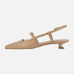 Zapatos de piel destalonados con corte salón y tachas