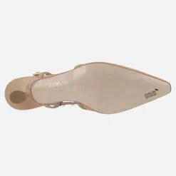 Zapatos de piel destalonados con corte salón y tachas