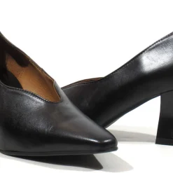 Zapatos de piel negros escotados con tacón carrete Elbire