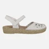 Zapatos de piel semiabiertos en piel blanca con troquelados