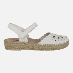 Zapatos de piel semiabiertos en piel blanca con troquelados