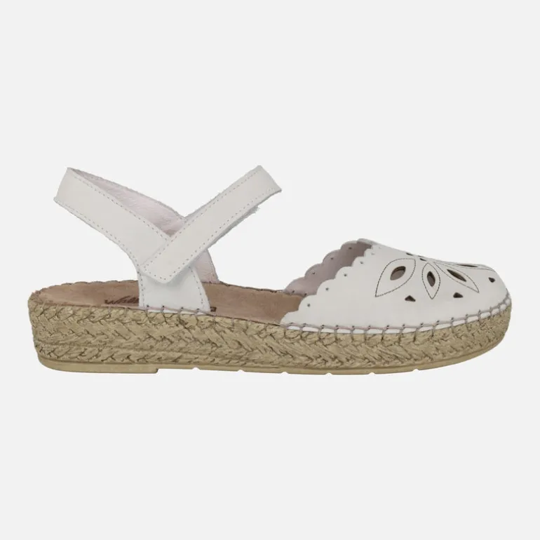 Zapatos de piel semiabiertos en piel blanca con troquelados