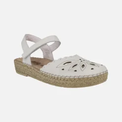 Zapatos de piel semiabiertos en piel blanca con troquelados