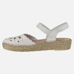 Zapatos de piel semiabiertos en piel blanca con troquelados