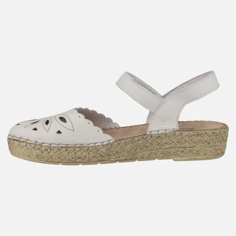Zapatos de piel semiabiertos en piel blanca con troquelados