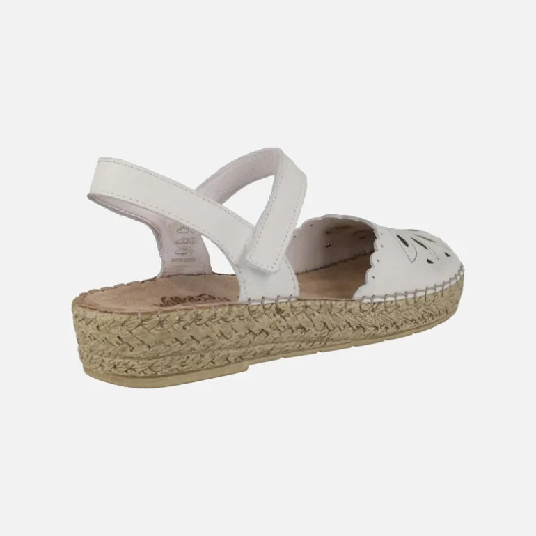 Zapatos de piel semiabiertos en piel blanca con troquelados