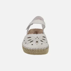 Zapatos de piel semiabiertos en piel blanca con troquelados