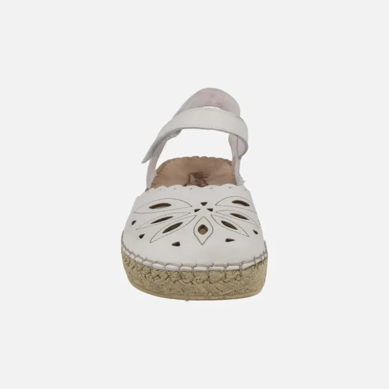 Zapatos de piel semiabiertos en piel blanca con troquelados