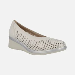 Zapatos de salón troquelados en piel hielo con cuña baja