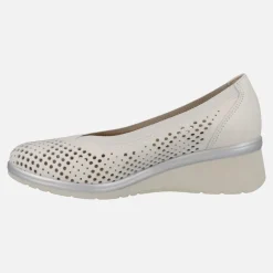 Zapatos de salón troquelados en piel hielo con cuña baja
