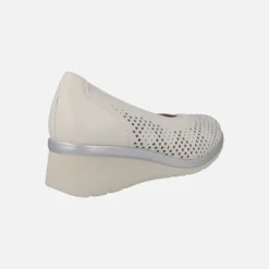 Zapatos de salón troquelados en piel hielo con cuña baja