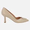 Zapatos de tacón en piel beige con adorno circular