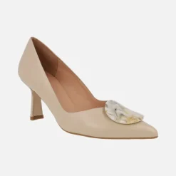 Zapatos de tacón en piel beige con adorno circular