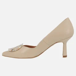Zapatos de tacón en piel beige con adorno circular