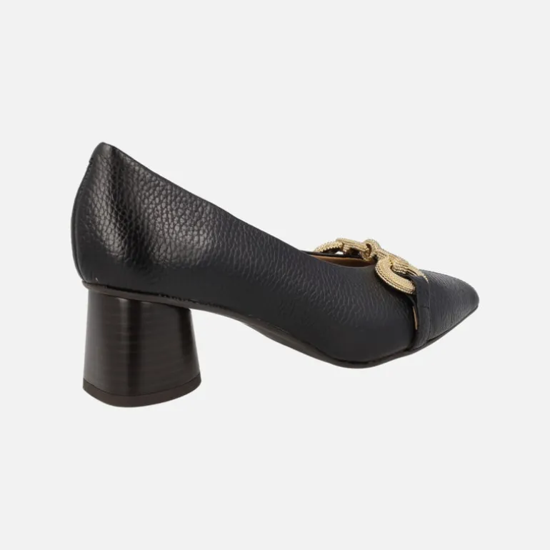 Zapatos de tacón en piel negra con adorno dorado Garica