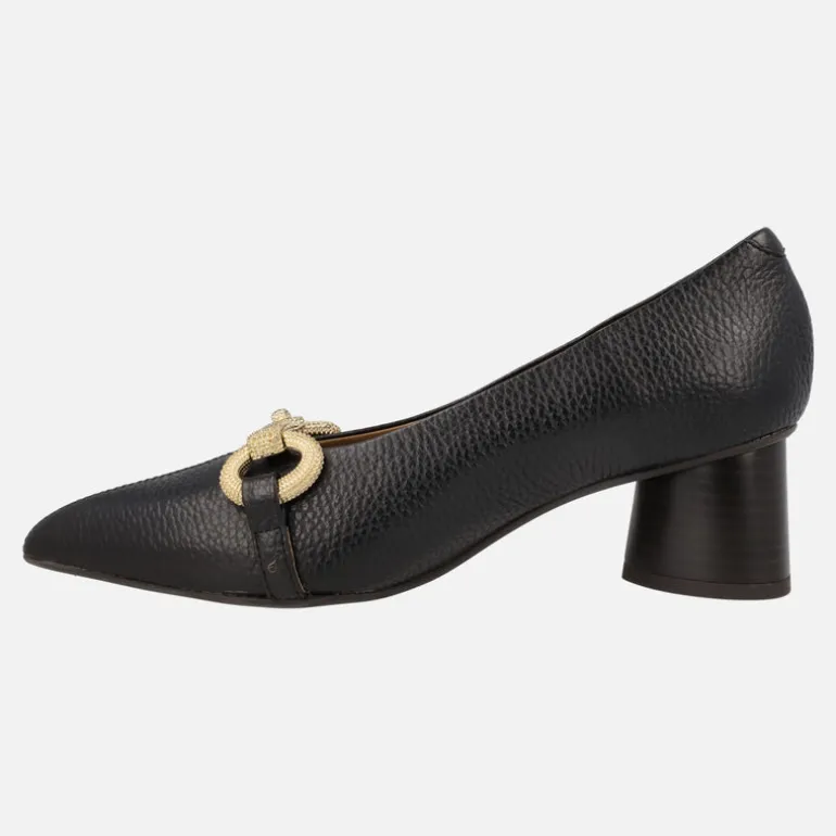 Zapatos de tacón en piel negra con adorno dorado Garica