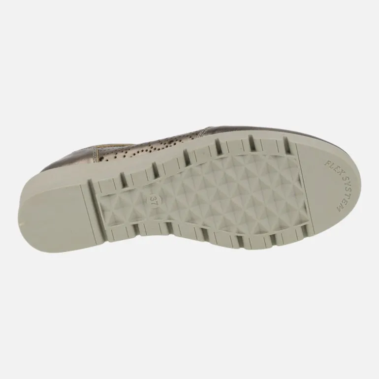 Zapatos deportivos de piel con dibujos troquelados