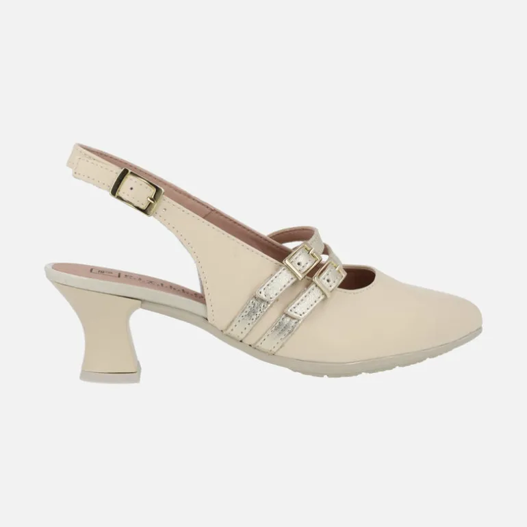 Zapatos destalonados en piel beige con pulseras en dorado