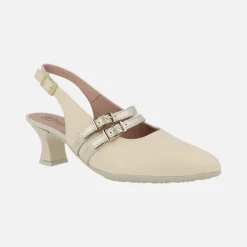 Zapatos destalonados en piel beige con pulseras en dorado