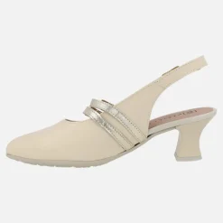 Zapatos destalonados en piel beige con pulseras en dorado