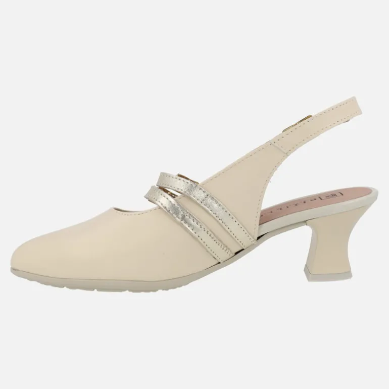 Zapatos destalonados en piel beige con pulseras en dorado
