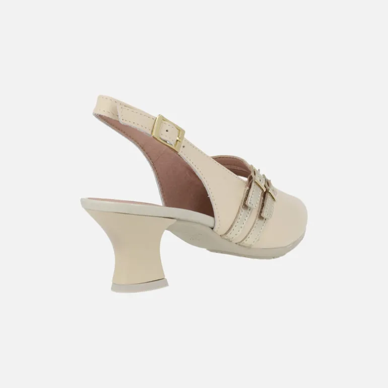 Zapatos destalonados en piel beige con pulseras en dorado