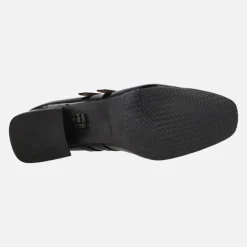 Zapatos mary jane en charol negro con dos pulseras y tacón medio