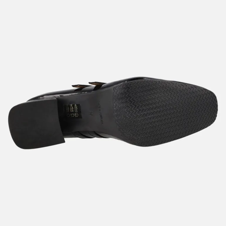 Zapatos mary jane en charol negro con dos pulseras y tacón medio