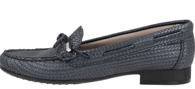 Zapatos mocasines de piel grabada con adorno de lazo