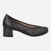 Zapatos negros corte salón con detalle de troquelados