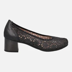 Zapatos negros corte salón con detalle de troquelados