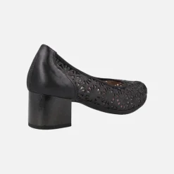 Zapatos negros corte salón con detalle de troquelados