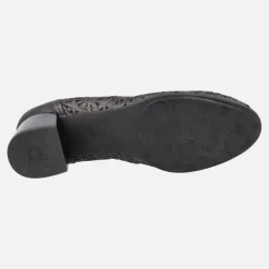Zapatos negros corte salón con detalle de troquelados