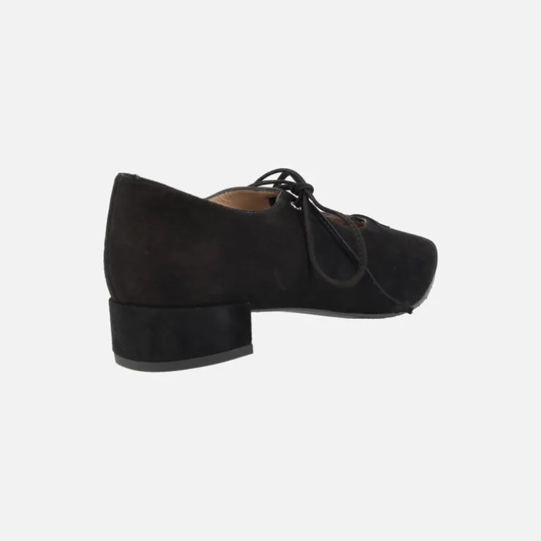 Zapatos negros de ante escotados con cordones