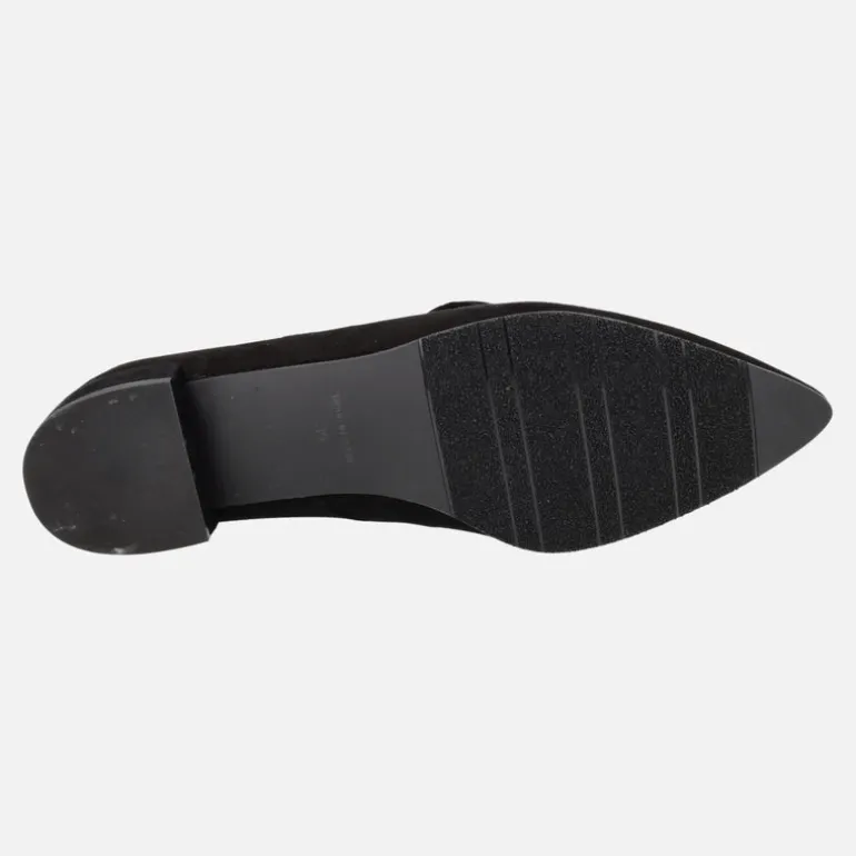 Zapatos negros de ante escotados con cordones