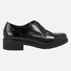 Zapatos negros de charol con cordones