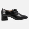 Zapatos negros de charol con cordones de raso
