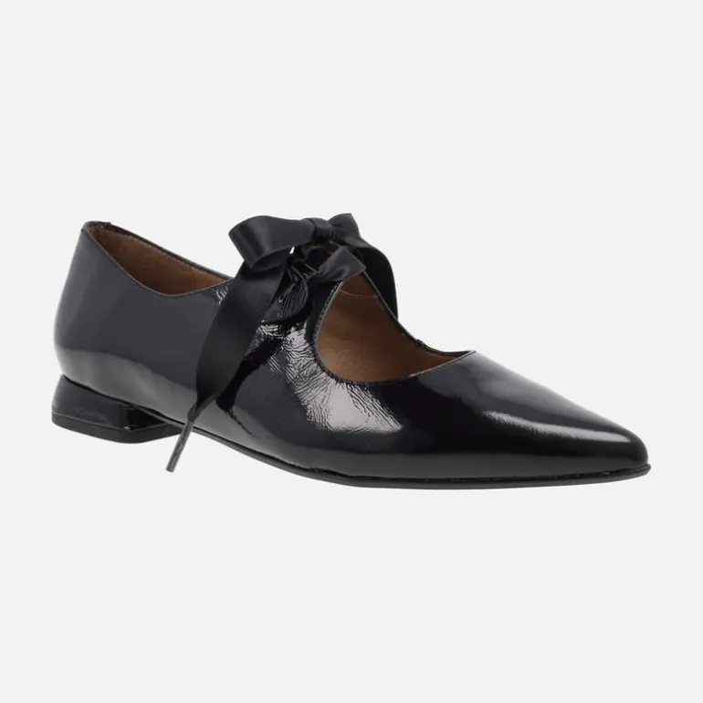 Zapatos negros de charol con cordones de raso