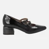 Zapatos negros de charol con dos pulseras y tacón bajo