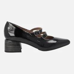 Zapatos negros de charol con dos pulseras y tacón bajo