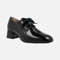 Zapatos negros de charol con cordones de raso