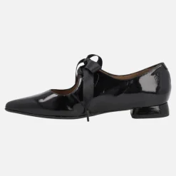 Zapatos negros de charol con cordones de raso