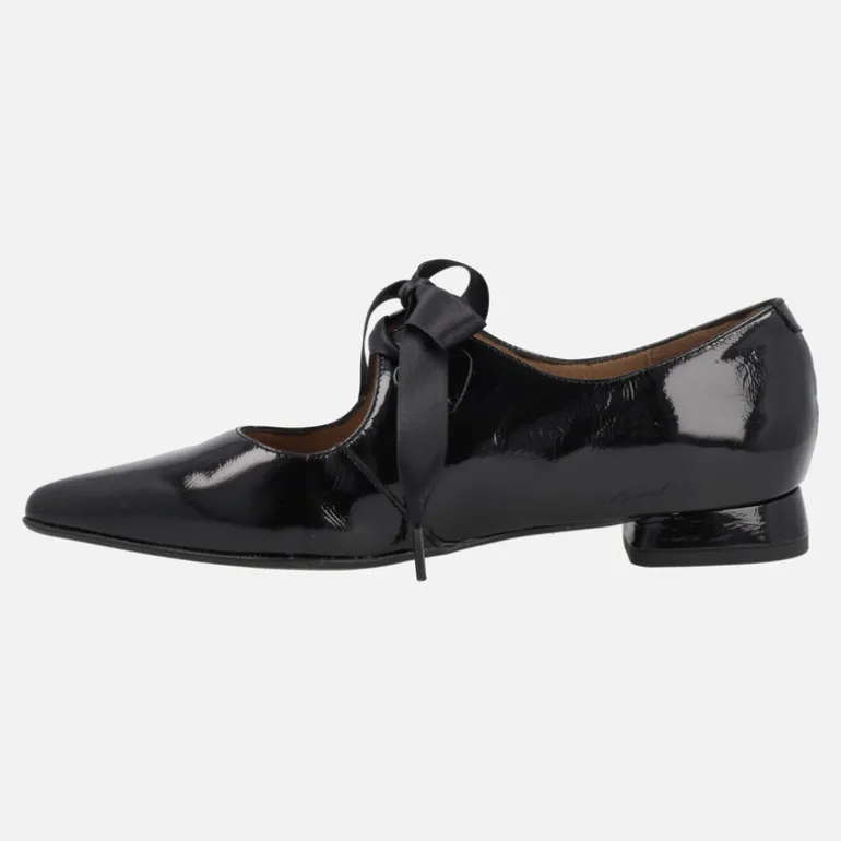Zapatos negros de charol con cordones de raso
