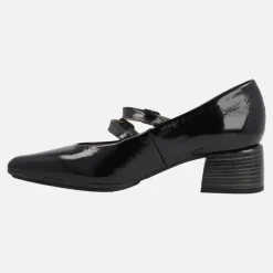 Zapatos negros de charol con dos pulseras y tacón bajo
