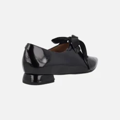 Zapatos negros de charol con cordones de raso