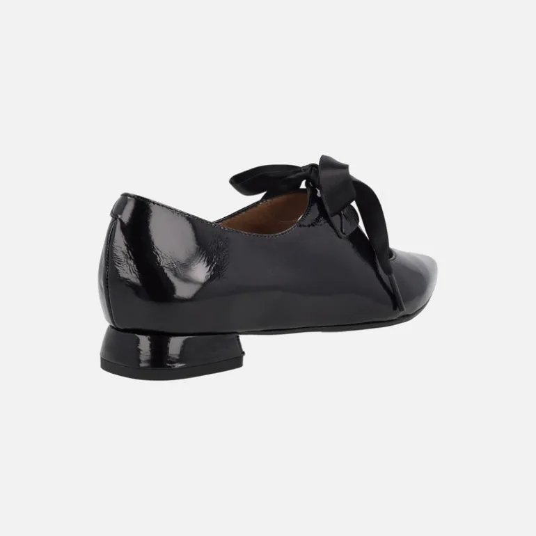 Zapatos negros de charol con cordones de raso