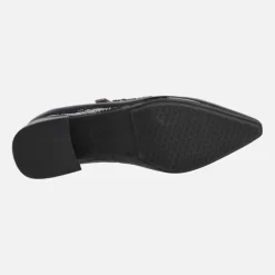 Zapatos negros de charol con dos pulseras y tacón bajo
