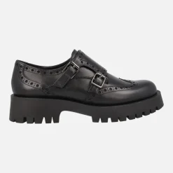 Zapatos negros de piel con hebillas y piso track